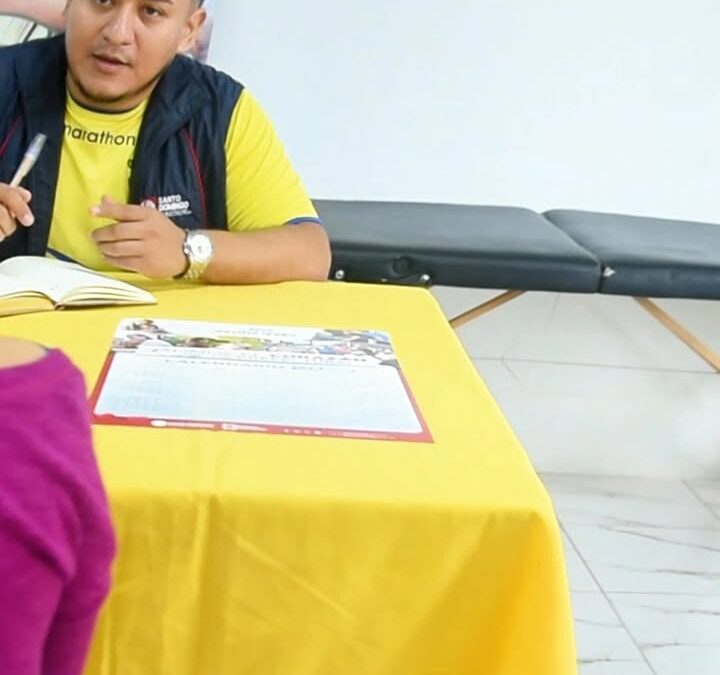 Doña Aura Lozano acudió junto a su hijo quien tiene discapacidad hasta la Brigad…