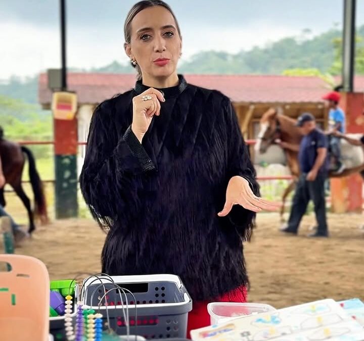 Nuestra Prefecta Ab. Johana Núñez visitó el área de equinoterapia  donde convers…