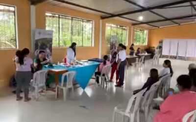 En la Comuna Tsáchila Colorados del Búa, en la Unidad Educativa Abraham Calazac…