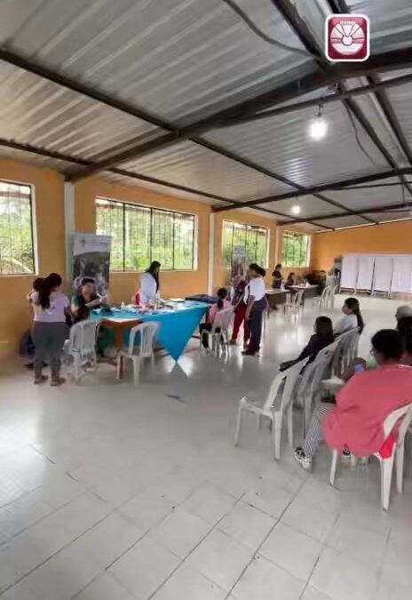 En la Comuna Tsáchila Colorados del Búa, en la Unidad Educativa Abraham Calazac…