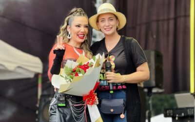 La Toquilla puso a bailar a toda la Tierrita. Un concierto a casa llena. 
Gracia…
