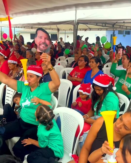 Con un evento lleno de moda , diseños y vestidos elaborados con materiales recic…