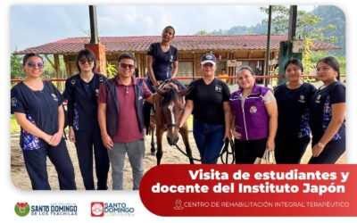 Estudiantes y docente de primer semestre de la carrera de Educación Inicial del …